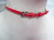 mooi leren halsbandje rood smal verstelbaar met zilver gesp