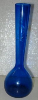 elegant blauw glazen vaasje met graveerwerk,18.5 cm hoog - 1