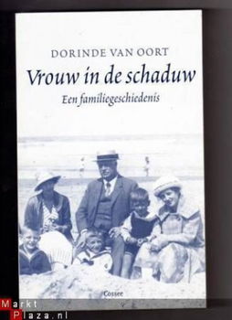 Vrouw in de schaduw - Dorinde van Oort - 1