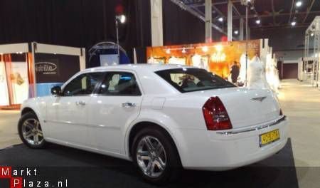 Trouwauto - Parelmoer witte Chrysler 300C - Den haag - 7