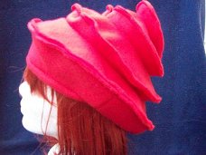 hippe hoed rood torentje red hat pet baret in grijs en paars