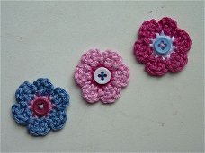 ** Setje van 3 gehaakte bloemetjes met knoopje (roze/blauw)