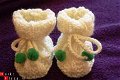 Gebreide babyslofjes - pompons - 1 - Thumbnail