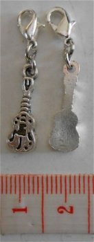 Charm gitaartje 20 x 07 mm. - 1