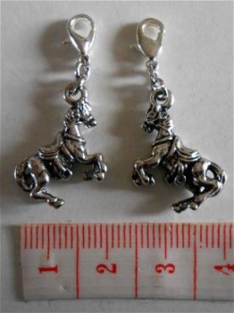 Charm paard stijgerend 21 x 15 mm. - 1