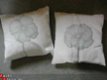 2 witte sierkussens met grijze bloem 35 x 35 - 1 - Thumbnail