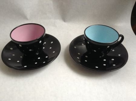 Kop en schotel zwart met witte stippels binnenkant roze en blauw - 1