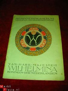Gedenkboek 1898/1938 rug licht beschadigd.