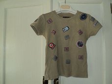 CKS stoer beige shirtje met applicaties op voorpand 92/98