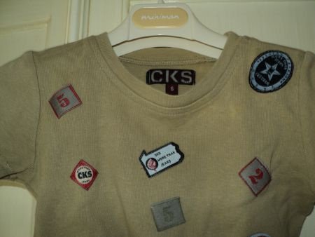 CKS stoer beige shirtje met applicaties op voorpand 92/98 - 2