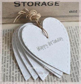 Witte kraft hartjes - labels Happy birthday. Per 5 - 1