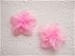 Schattige organza bloem rozet ~ 3,5 cm ~ Roze - 1 - Thumbnail