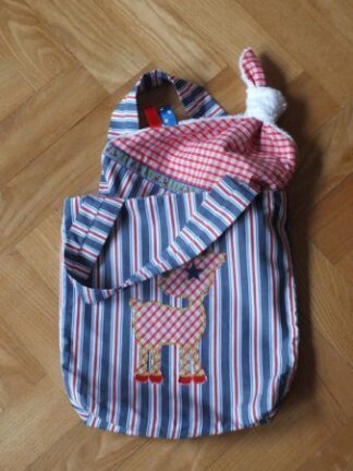 "Olleke" knuffeldoekje+tasje "hertje" €19,95 blauw/rood - nr. 1