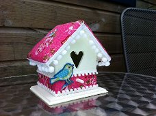 Vogelhuisje in fuchsia met vogeltje