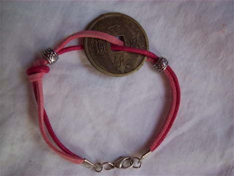 armbandje roze geluksarmband met grote chinese geluksmunt brons - 1