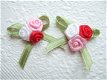 3~dubbele satijnen roosjes op strikje ~ Wit / Roze / Rood - 1 - Thumbnail