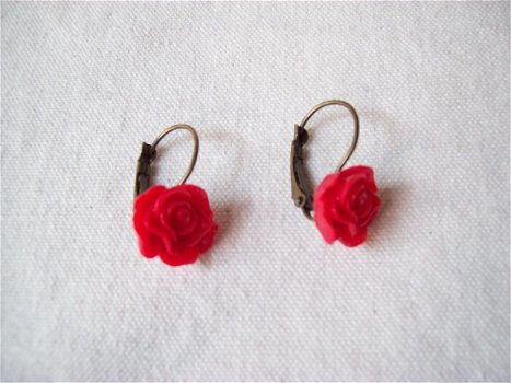 mooie oorbellen brons met rode resin roosjes klapoorhaken rood roos - 1