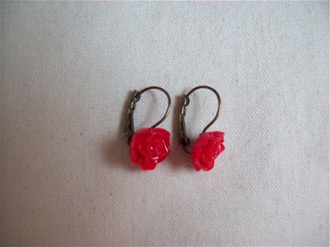 mooie oorbellen brons met rode resin roosjes klapoorhaken rood roos - 2