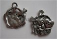 bedeltje/charm baby:beertje in mand,love - 17x15 mm - 1 - Thumbnail