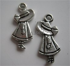 bedeltje/charm kind:meisje met hoed - 25x 11 mm