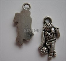 bedeltje/charm kind:jongen met bal - 20x11 mm