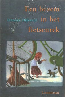 **EEN BEZEM IN HET FIETSENREK - Lieneke Dijkzeul **NIEUW**