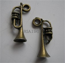 bedeltje/charm muziek :trompet brons : 17x6 mm