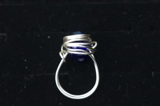 Handgemaakte ring met kobalt iris glasbead maat 18,5 NIEUW. - 2