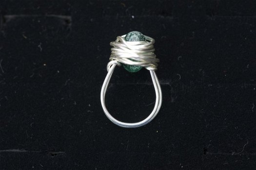 Handgemaakte ring groen luchtbubbels glasbead maat 16 NIEUW. - 2