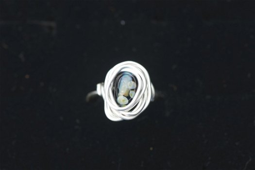 Handgemaakte ring met raku glasbead maat 17 NIEUW. - 1