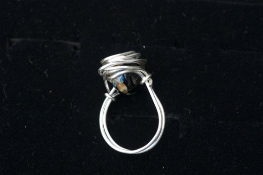 Handgemaakte ring met raku glasbead maat 17 NIEUW. - 2