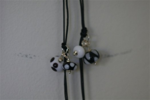 Ketting zwart leer met 22 beads/bloemen/blaadjes/ribbelkrale - 1