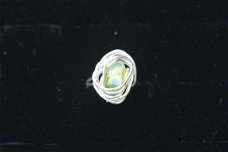 Handgemaakte ring grasgroen armadillo glasbead maat 16,5 NIE