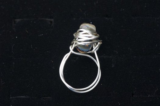 Handgemaakte ring zwart met zilvergl glasbead maat 18 NIEUW. - 2