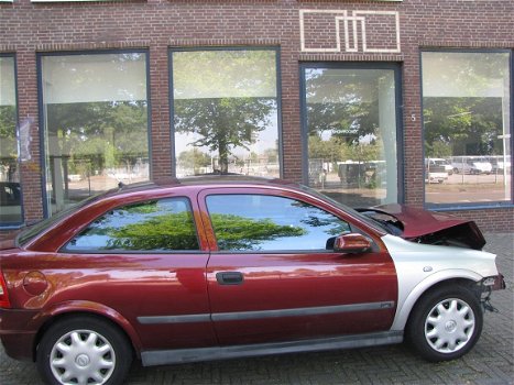 Opel Astra plaatwerk en Onderdelen Sloopauto inkoop Den haag - 1