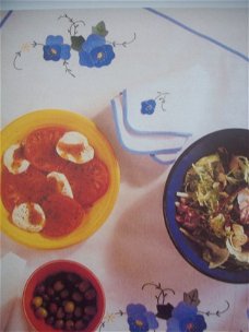 origineel patroon blauw gebloemd tafellaken en servetten
