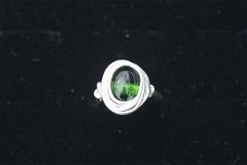 Handgemaakte ring emerald groen glasbead maat 16,5 NIEUW.