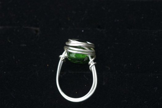 Handgemaakte ring emerald groen glasbead maat 16,5 NIEUW. - 2