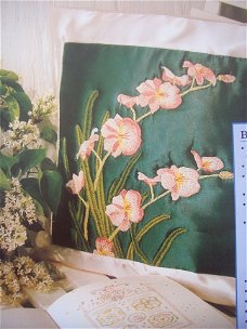 origineel borduurpatroon kussen met orchideeen