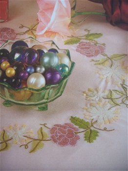 origineel patroon tafellaken met bloemenkrans - 1