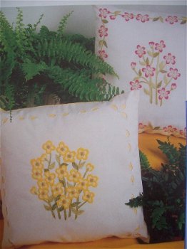 origineel borduurpatroon van 2 kussens met geborduurde bloemen - 1