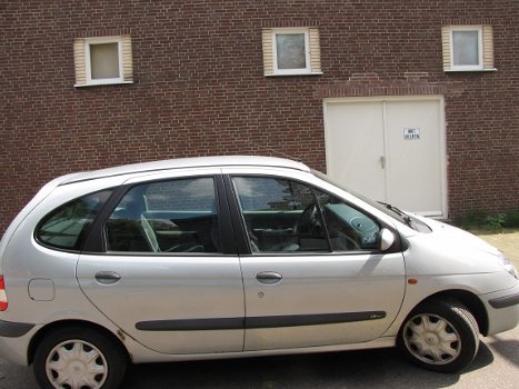 Renault scenic Onderdelen en Plaatwerk Sloopauto inkoop Den haag - 1