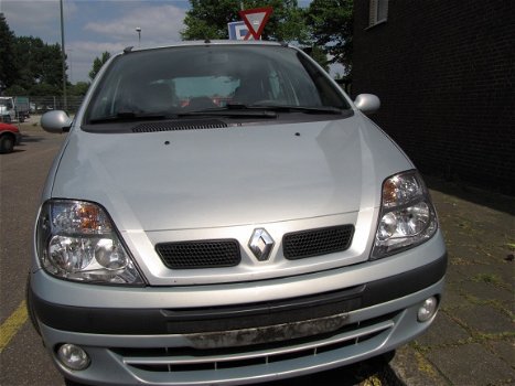 Renault scenic Onderdelen en Plaatwerk Sloopauto inkoop Den haag - 2