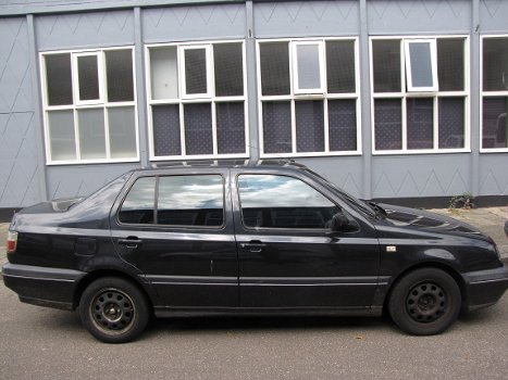 Volkswagen Vento Plaatwerk en Onderdelen Sloopauto inkoop Den haag - 2