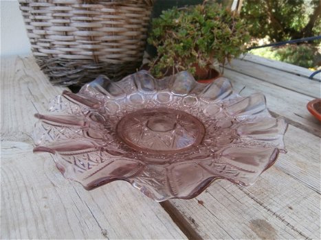 GLAS...oud-roze glazen schaal van 28cm dm x hoog 5cm en een zelfde van 25cm dm x8cm hoog - 1