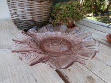 GLAS...oud-roze glazen schaal van 28cm dm x hoog 5cm  en een zelfde van 25cm dm x8cm hoog