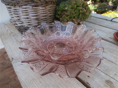 GLAS...oud-roze glazen schaal van 28cm dm x hoog 5cm en een zelfde van 25cm dm x8cm hoog - 3