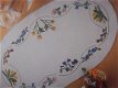 origineel borduurpatroon tafelloper met guirlande van bloemen - 1 - Thumbnail