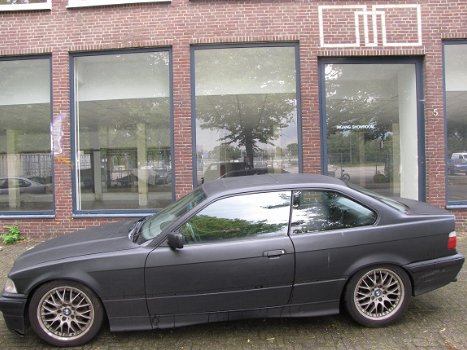 BMW E 36 coupe Zwart Onderdelen en Plaatwerk Sloopauto inkoop Den haag - 1