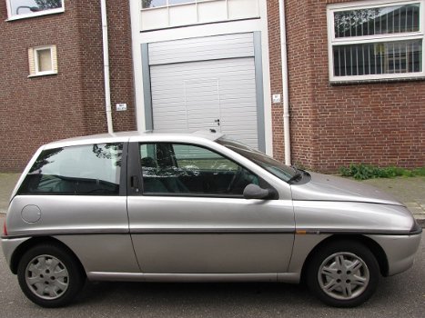 Lancia Ypsilon Onderdelen en Plaatwerk Sloopauto inkoop Den haag - 1